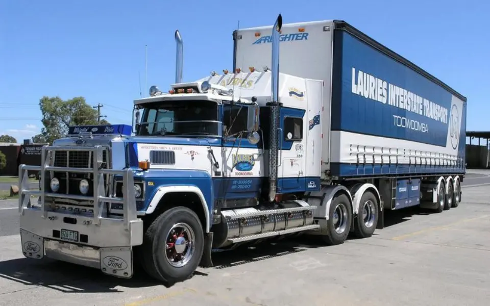 Napa truk domestik nuduhake pipa exhaust sing munggah?